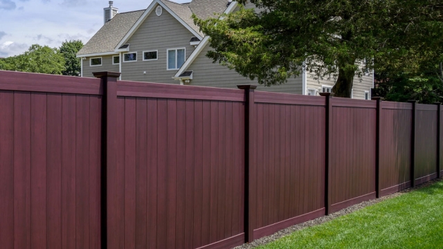 Fencing Battle: Chain Link vs. Wood – Which Reigns Supreme?